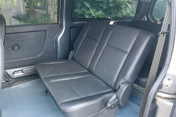 Used Jinbei Gold Hiace 2023 1.5L Passenger Van Travel Lion 5/6/7-Seater with Central Air Conditioning Left Rear Seat