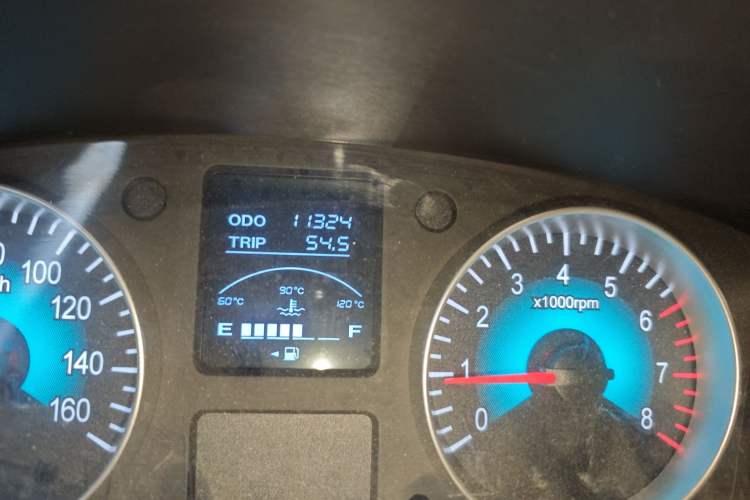 Used Jinbei Gold Hiace 2023 2.0L Passenger Van Travel Lion 5/6/7 Seater Odometer Close Up