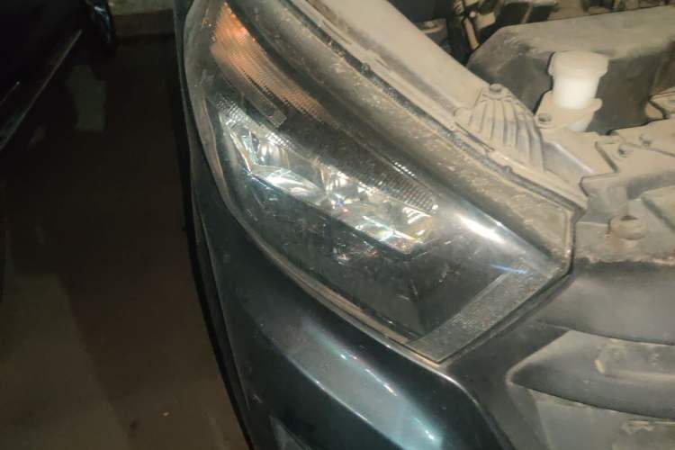 Used Jinbei Gold Hiace 2023 1.5L Passenger Van Travel Lion 5/6/7-Seater with Central Air Conditioning Right Front Headlight