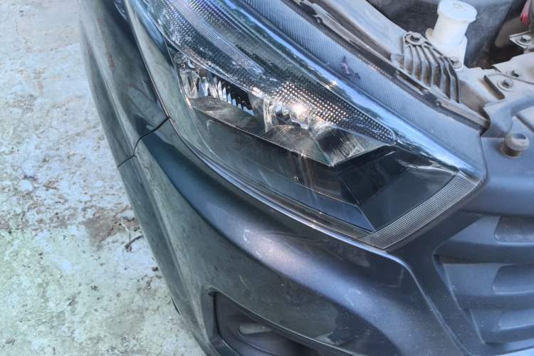 Used Jinbei Gold Hiace 2023 1.5L Passenger Vehicle Engineering Lion 5/6/7 Seater Right Front Headlight