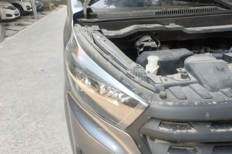 Used Jinbei Gold Hiace 2023 1.5L Passenger Vehicle Engineering Lion 5/6/7 Seater Right Front Headlight
