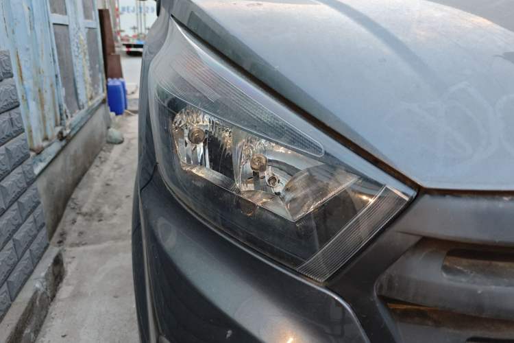 Used Jinbei Gold Hiace 2023 2.0L Passenger Van Travel Lion 5/6/7 Seater Right Front Headlight