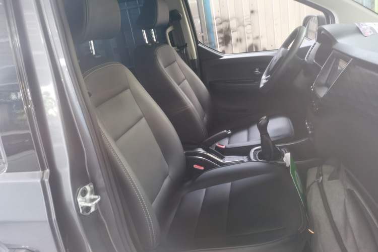 Used Jinbei Gold Hiace 2023 2.0L Passenger Van Travel Lion 5/6/7 Seater Right Front Seat