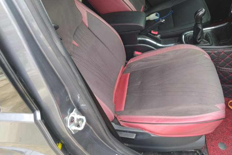 Used Jinbei Gold Hiace 2023 1.5L Passenger Van Travel Lion 5/6/7-Seater with Central Air Conditioning Right Front Seat