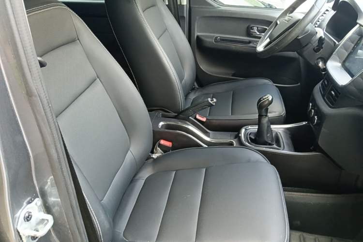Used Jinbei Gold Hiace 2023 1.5L Passenger Van Travel Lion 5/6/7-Seater with Central Air Conditioning Right Front Seat