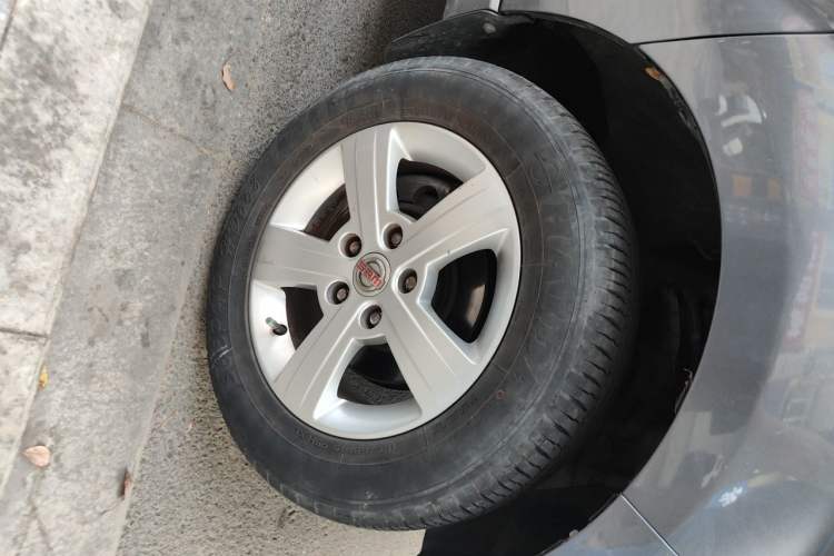 Used Jinbei Gold Hiace 2023 2.0L Passenger Van Travel Lion 5/6/7 Seater Right Front Wheel Hub
