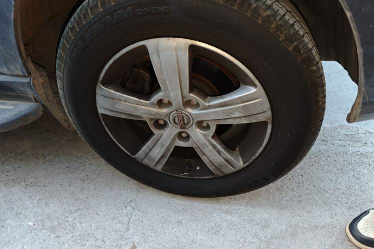 Used Jinbei Gold Hiace 2023 2.0L Passenger Van Travel Lion 5/6/7 Seater Right Front Wheel Hub