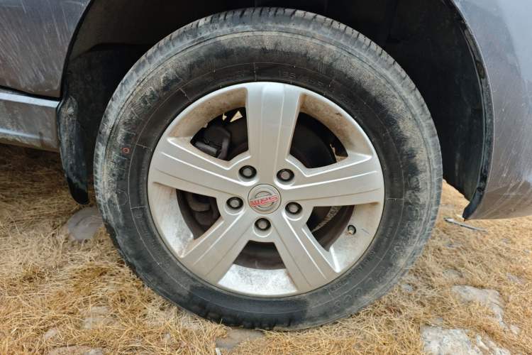 Used Jinbei Gold Hiace 2023 1.5L Passenger Van Travel Lion 5/6/7-Seater with Central Air Conditioning Right Front Wheel Hub