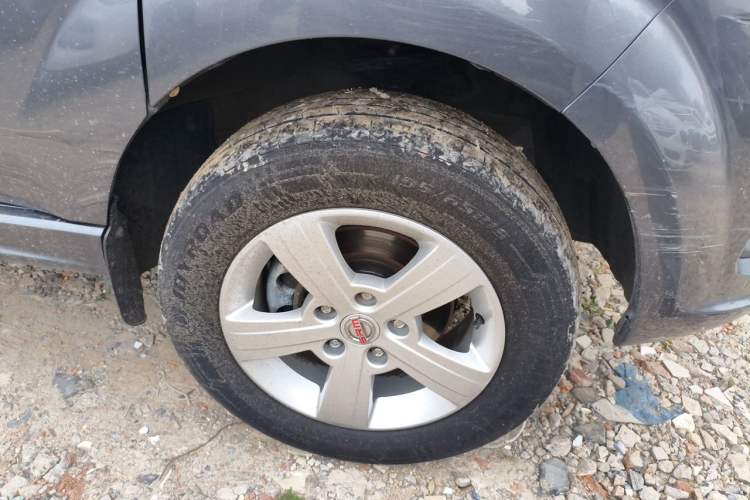 Used Jinbei Gold Hiace 2023 2.0L Passenger Van Travel Lion 5/6/7 Seater Right Front Wheel Hub