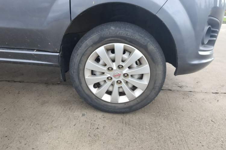 Used Jinbei Gold Hiace 2023 1.5L Passenger Vehicle Engineering Lion 5/6/7 Seater Right Front Wheel Hub