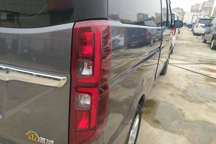 Used Jinbei Gold Hiace 2023 1.5L Passenger Van Travel Lion 5/6/7-Seater with Central Air Conditioning Right Rear Taillight