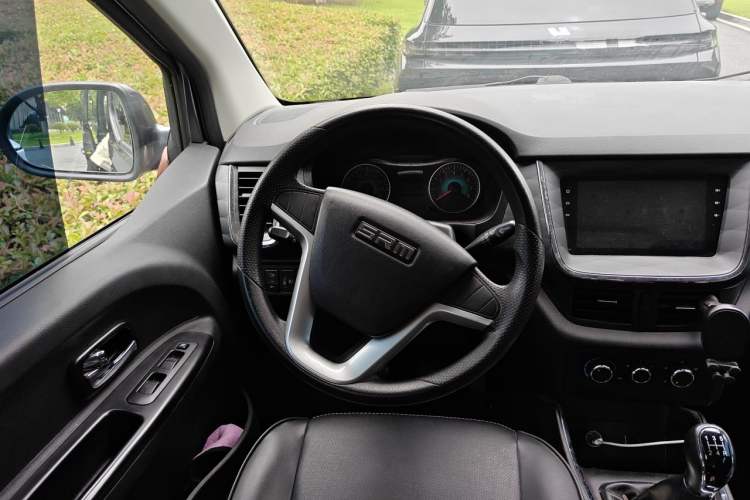 Used Jinbei Gold Hiace 2023 1.5L Passenger Van Travel Lion 9-Seater with Central Air Conditioning Steering Wheel