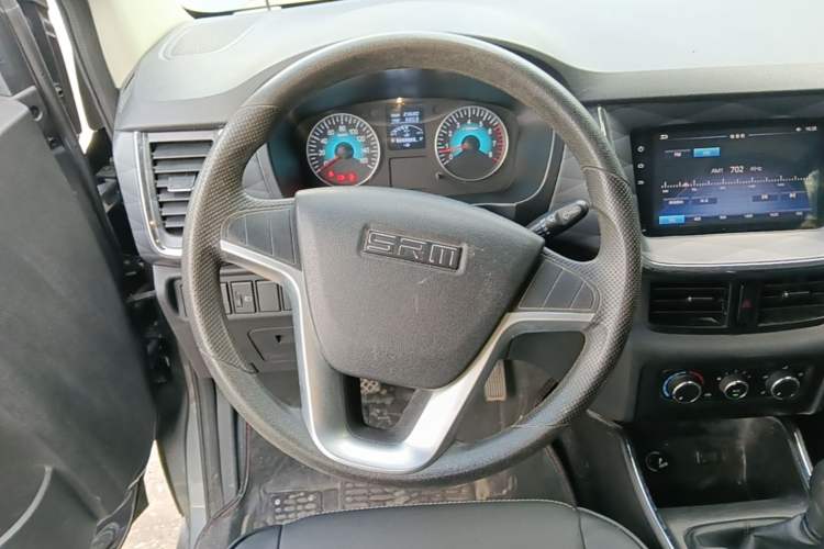Used Jinbei Gold Hiace 2023 1.5L Passenger Van Travel Lion 5/6/7-Seater with Central Air Conditioning Steering Wheel
