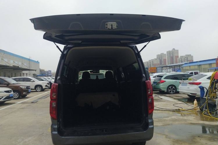 Used Jinbei Gold Hiace 2023 1.5L Passenger Van Travel Lion 5/6/7-Seater with Central Air Conditioning Trunk