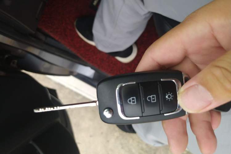 Used Jinbei Gold Hiace 2023 1.5L Passenger Van Travel Lion 5/6/7-Seater with Central Air Conditioning Vehicle Key