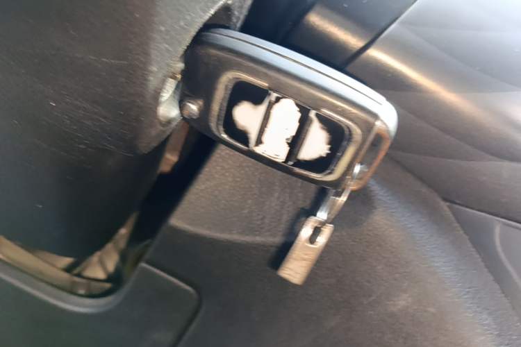 Used Jinbei Gold Hiace 2023 1.5L Passenger Van Travel Lion 5/6/7-Seater with Central Air Conditioning Vehicle Key