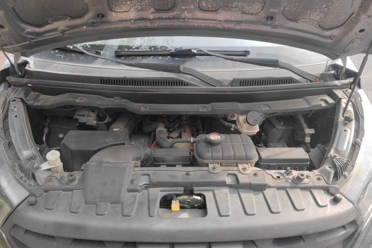 Used Jinbei Gold Hiace 2023 2.0L Passenger Van Travel Lion 5/6/7 Seater Engine Bay