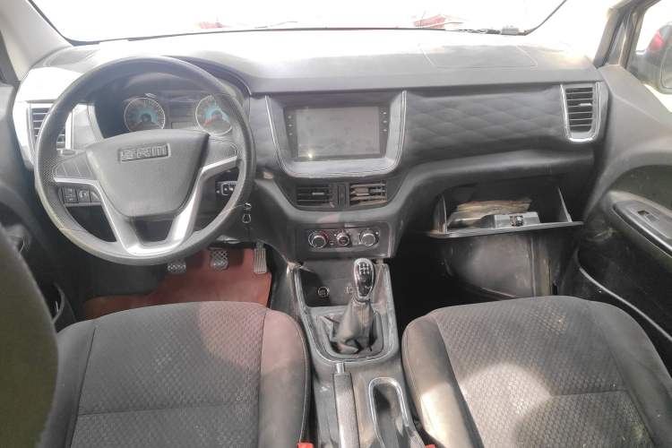 Used Jinbei Gold Hiace 2023 2.0L Passenger Van Travel Lion 5/6/7 Seater Interior 2