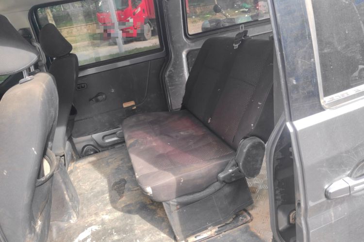 Used Jinbei Gold Hiace 2023 2.0L Passenger Van Travel Lion 5/6/7 Seater Interior 4