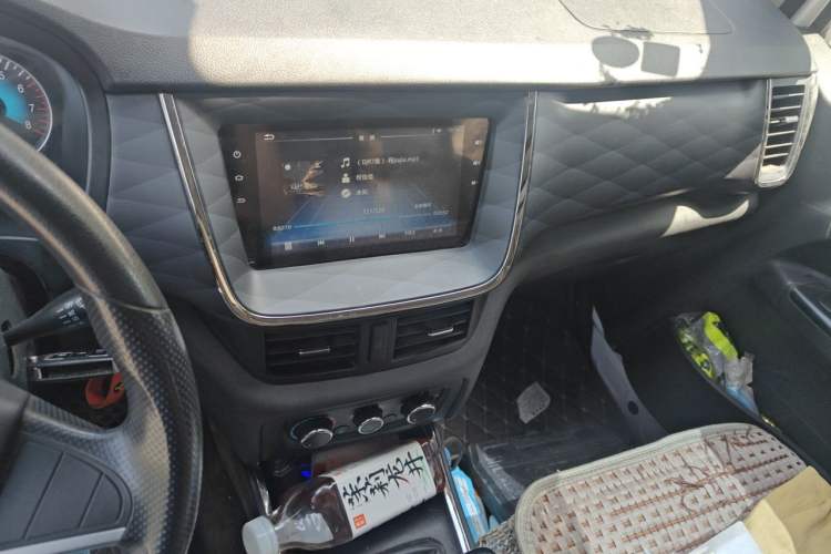 Used Jinbei Gold Hiace 2023 2.0L Passenger Van Engineering Lion 5/6/7 Seats Audio And AC Panel