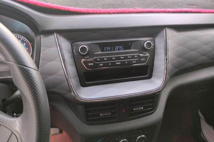 Used Jinbei Gold Hiace 2023 1.5L Passenger Vehicle Engineering Lion 9 Seats Audio And AC Panel