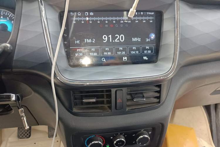 Used Jinbei Gold Hiace 2023 1.5L Passenger Vehicle Engineering Lion 5/6/7 Seater Audio And AC Panel