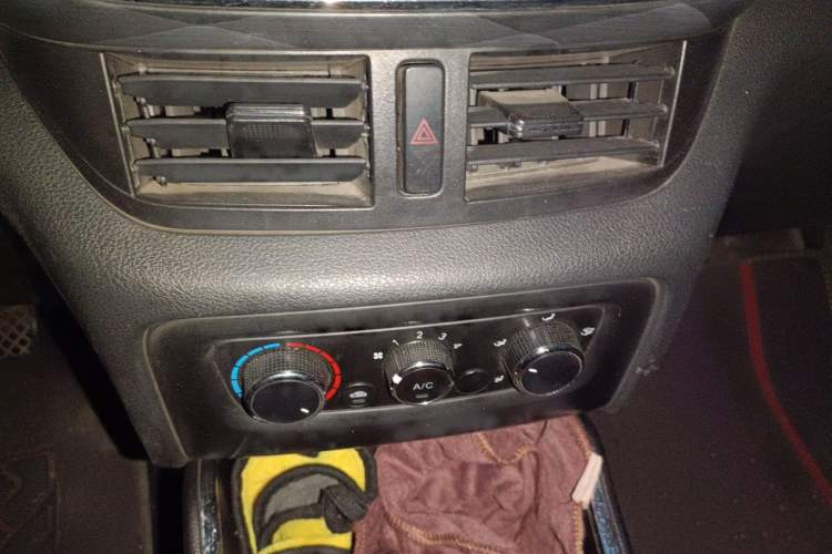 Used Jinbei Gold Hiace 2023 1.5L Passenger Van Travel Lion 5/6/7-Seater with Central Air Conditioning Audio And AC Panel