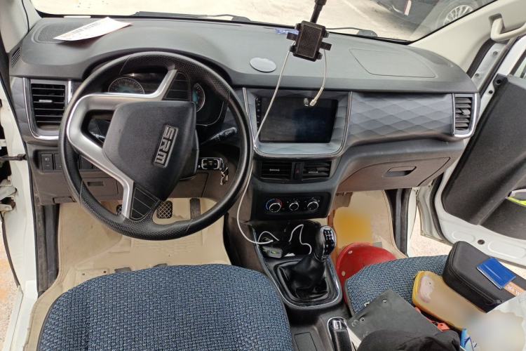Used Jinbei Gold Hiace 2023 1.5L Passenger Vehicle Engineering Lion 5/6/7 Seater Center Console