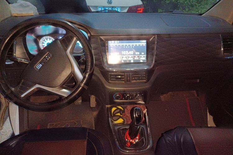 Used Jinbei Gold Hiace 2023 1.5L Passenger Van Travel Lion 5/6/7-Seater with Central Air Conditioning Center Console