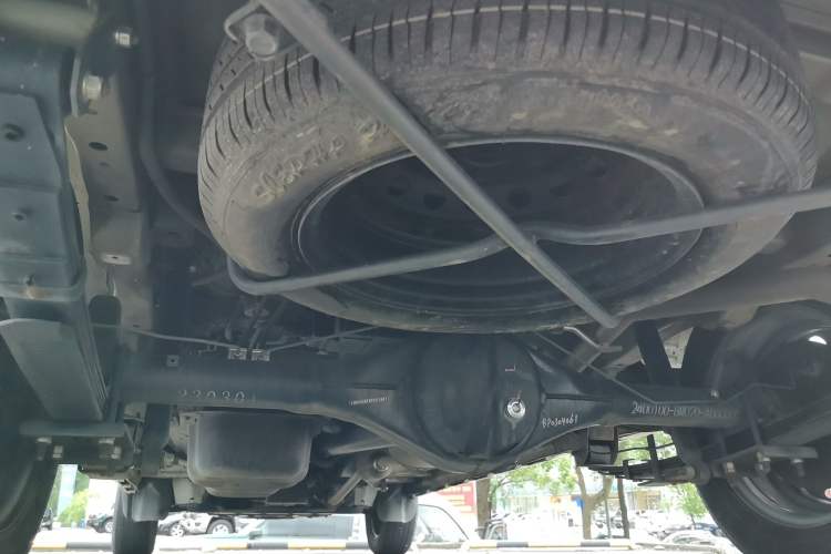 Used Jinbei Gold Hiace 2023 1.5L Passenger Vehicle Engineering Lion 5/6/7 Seater Chassis Rear