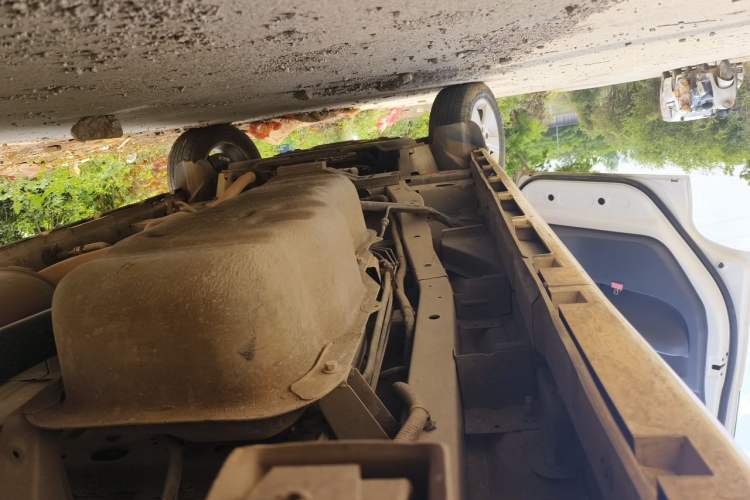 Used Jinbei Gold Hiace 2023 1.5L Passenger Van Travel Lion 5/6/7-Seater with Central Air Conditioning Chassis Rear Left