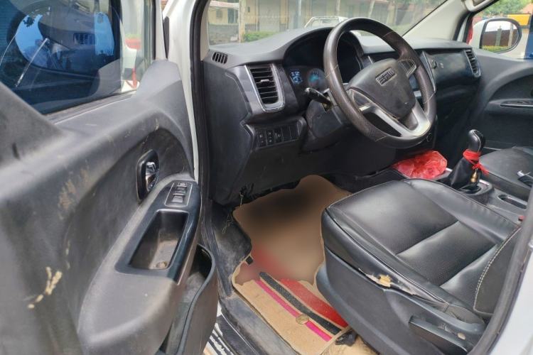 Used Jinbei Gold Hiace 2023 1.5L Passenger Van Travel Lion 9-Seater with Central Air Conditioning Driver Seat