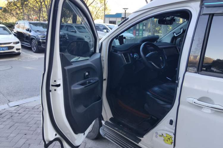 Used Jinbei Gold Hiace 2023 1.5L Passenger Vehicle Engineering Lion 5/6/7 Seater Driver Seat