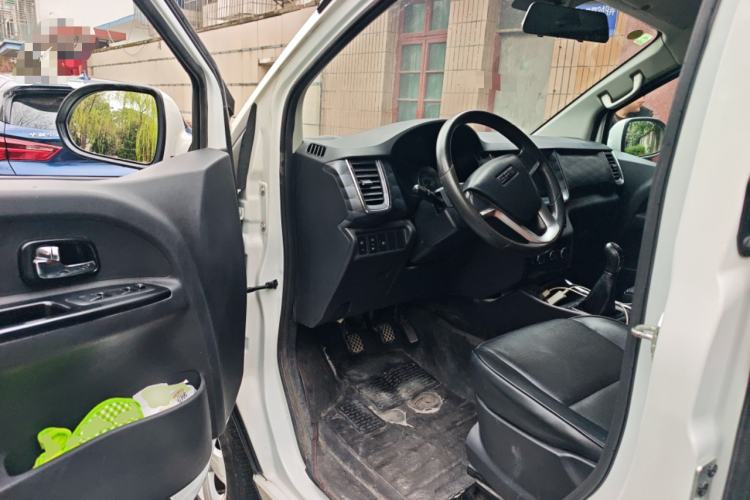 Used Jinbei Gold Hiace 2023 1.5L Passenger Van Travel Lion 5/6/7-Seater with Central Air Conditioning Driver Seat