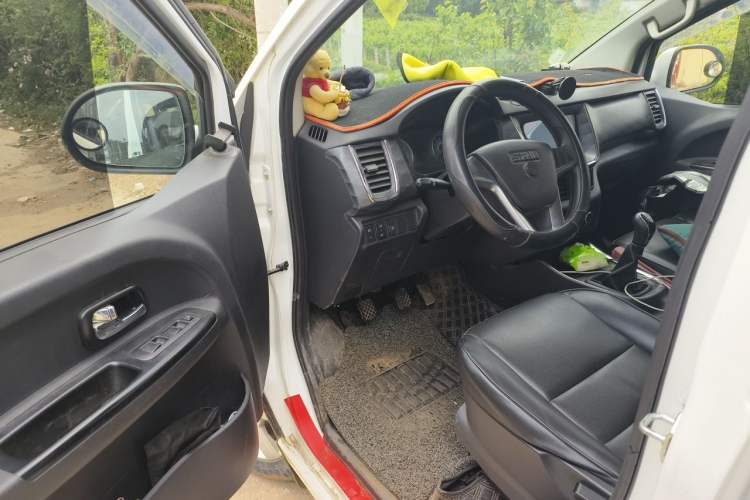 Used Jinbei Gold Hiace 2023 1.5L Passenger Van Travel Lion 5/6/7-Seater with Central Air Conditioning Driver Seat