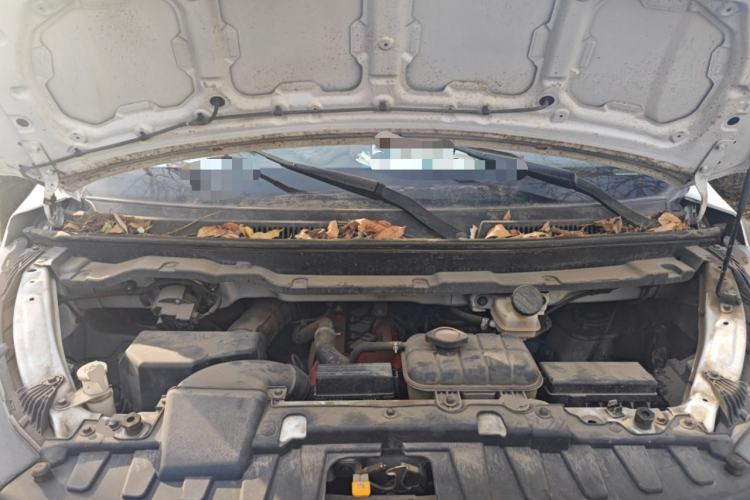 Used Jinbei Gold Hiace 2023 2.0L Passenger Van Engineering Lion 5/6/7 Seats Engine Bay