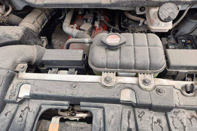 Used Jinbei Gold Hiace 2023 1.5L Passenger Vehicle Engineering Lion 5/6/7 Seater Engine Bay