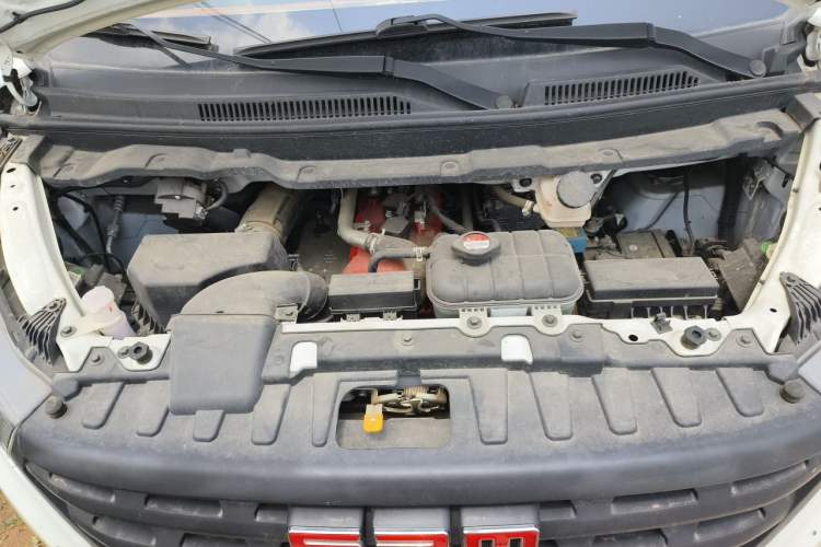 Used Jinbei Gold Hiace 2023 1.5L Passenger Van Travel Lion 5/6/7-Seater with Central Air Conditioning Engine Bay