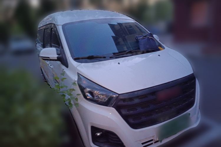 Used Jinbei Gold Hiace 2023 1.5L Passenger Van Travel Lion 5/6/7-Seater with Central Air Conditioning Front Right 45 Deg