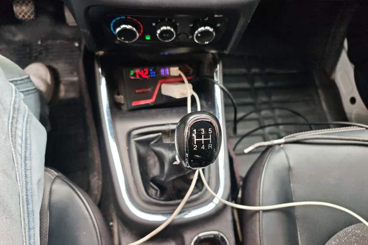 Used Jinbei Gold Hiace 2023 1.5L Passenger Van Travel Lion 5/6/7-Seater with Central Air Conditioning Gear Lever