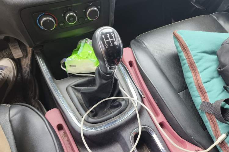 Used Jinbei Gold Hiace 2023 1.5L Passenger Van Travel Lion 5/6/7-Seater with Central Air Conditioning Gear Lever
