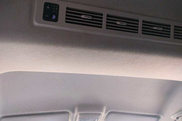 Used Jinbei Gold Hiace 2023 1.5L Passenger Van Travel Lion 9-Seater with Central Air Conditioning Headliner