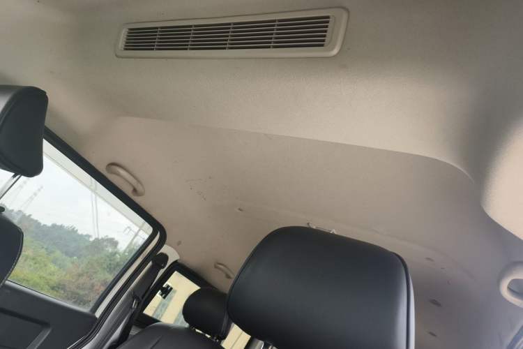 Used Jinbei Gold Hiace 2023 1.5L Passenger Van Travel Lion 5/6/7-Seater with Central Air Conditioning Headliner