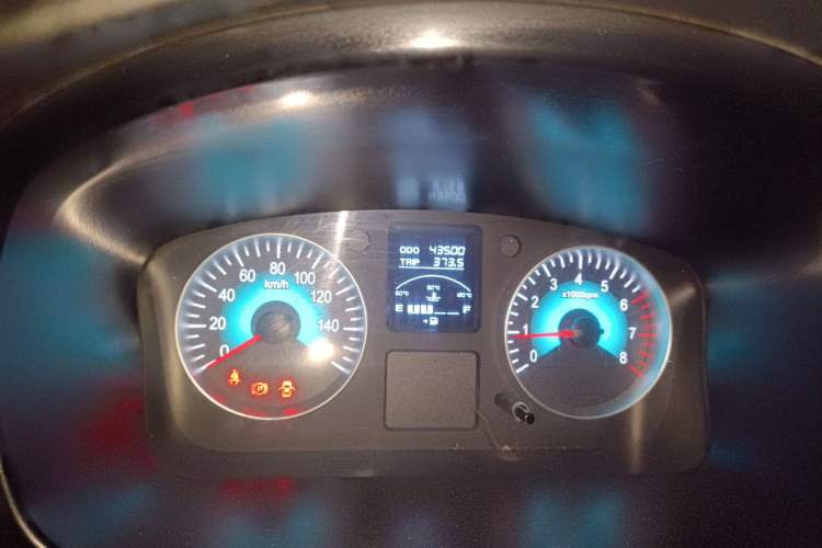 Used Jinbei Gold Hiace 2023 1.5L Passenger Van Travel Lion 5/6/7-Seater with Central Air Conditioning Instrument Cluster