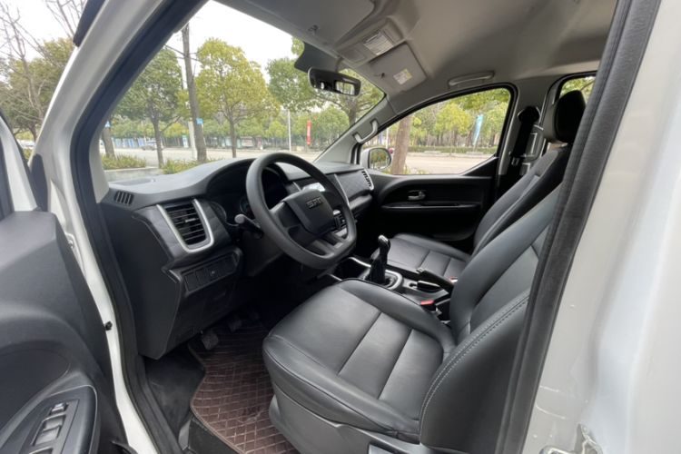 Used Jinbei Gold Hiace 2023 1.5L Passenger Van Travel Lion 9-Seater with Central Air Conditioning Interior 2