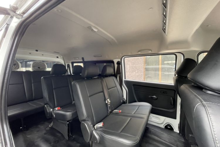 Used Jinbei Gold Hiace 2023 1.5L Passenger Van Travel Lion 9-Seater with Central Air Conditioning Interior 4