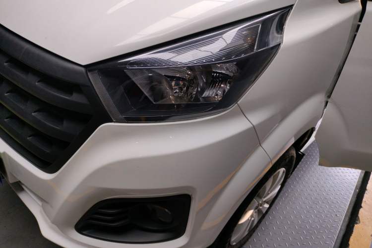 Used Jinbei Gold Hiace 2023 1.5L Passenger Vehicle Engineering Lion 5/6/7 Seater Left Front Headlight