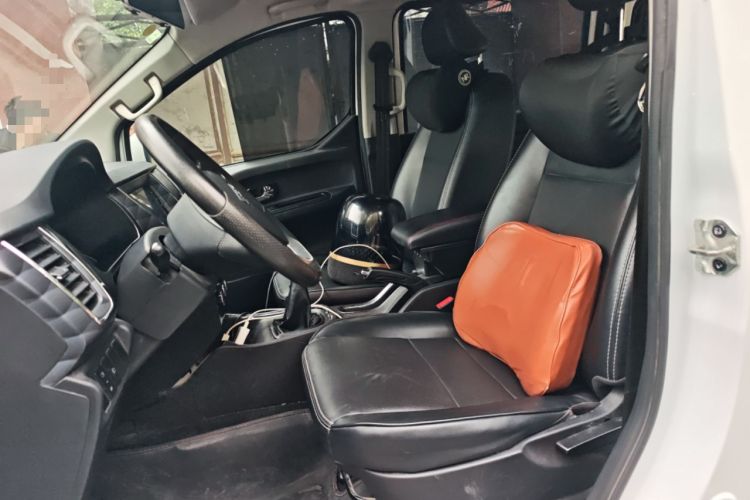 Used Jinbei Gold Hiace 2023 1.5L Passenger Van Travel Lion 5/6/7-Seater with Central Air Conditioning Left Front Seat