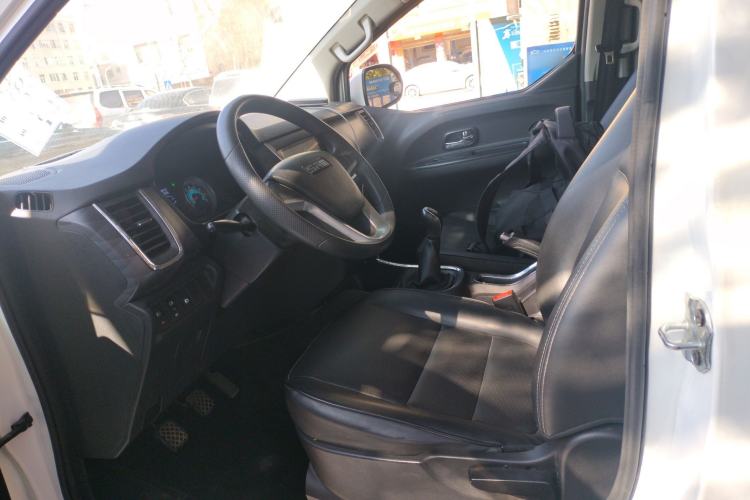 Used Jinbei Gold Hiace 2023 1.5L Passenger Van Travel Lion 9-Seater with Central Air Conditioning Left Front Seat
