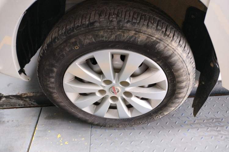 Used Jinbei Gold Hiace 2023 1.5L Passenger Vehicle Engineering Lion 5/6/7 Seater Left Front Wheel Hub